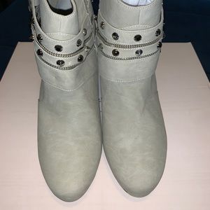 Jennifer Lopez Kohl’s Veronica Chalk heeled boot